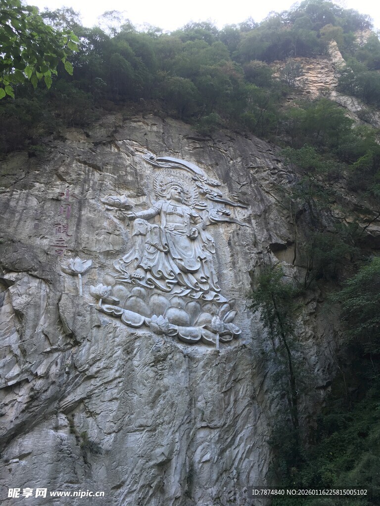悬崖峭壁上的石刻景观