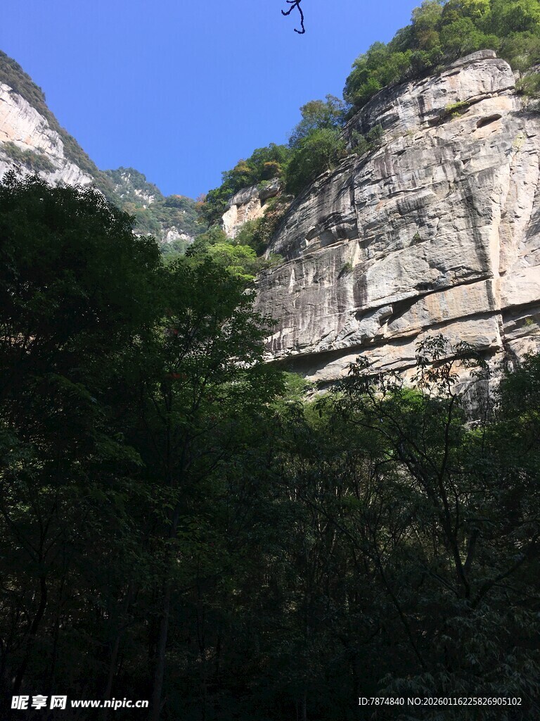 山间峭壁与葱郁植被