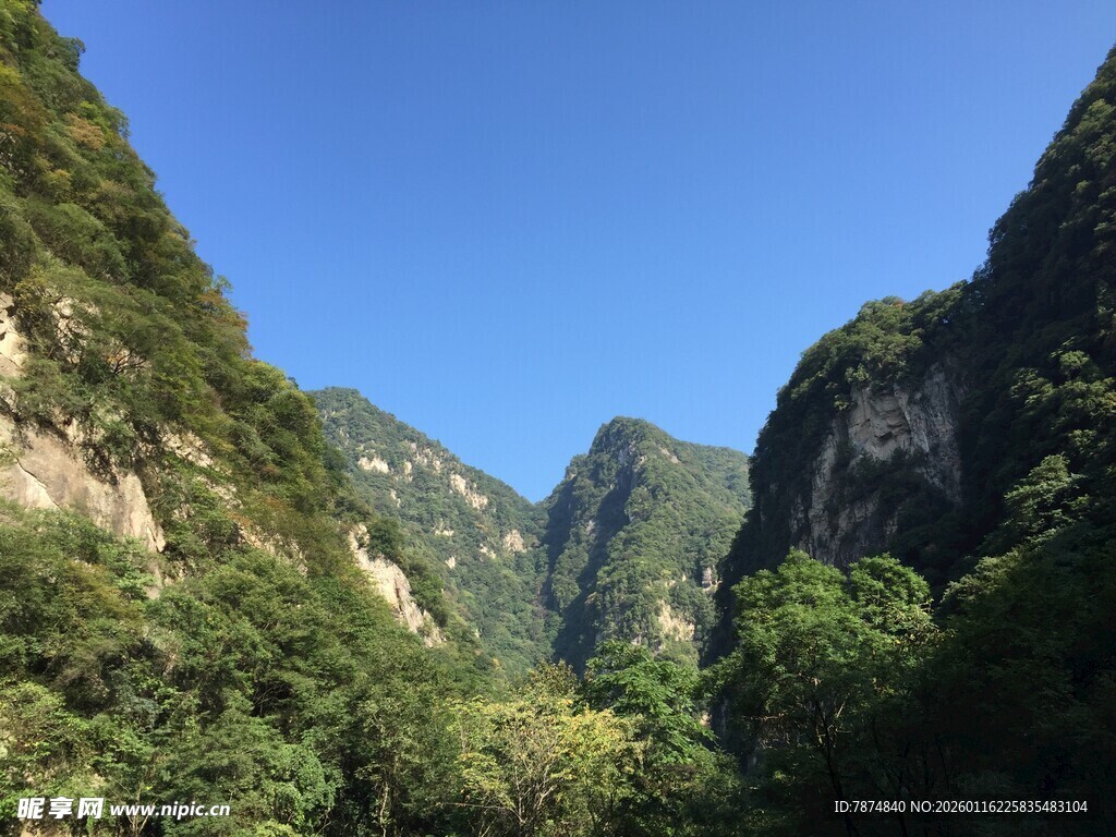 青山翠谷间的秀丽风光