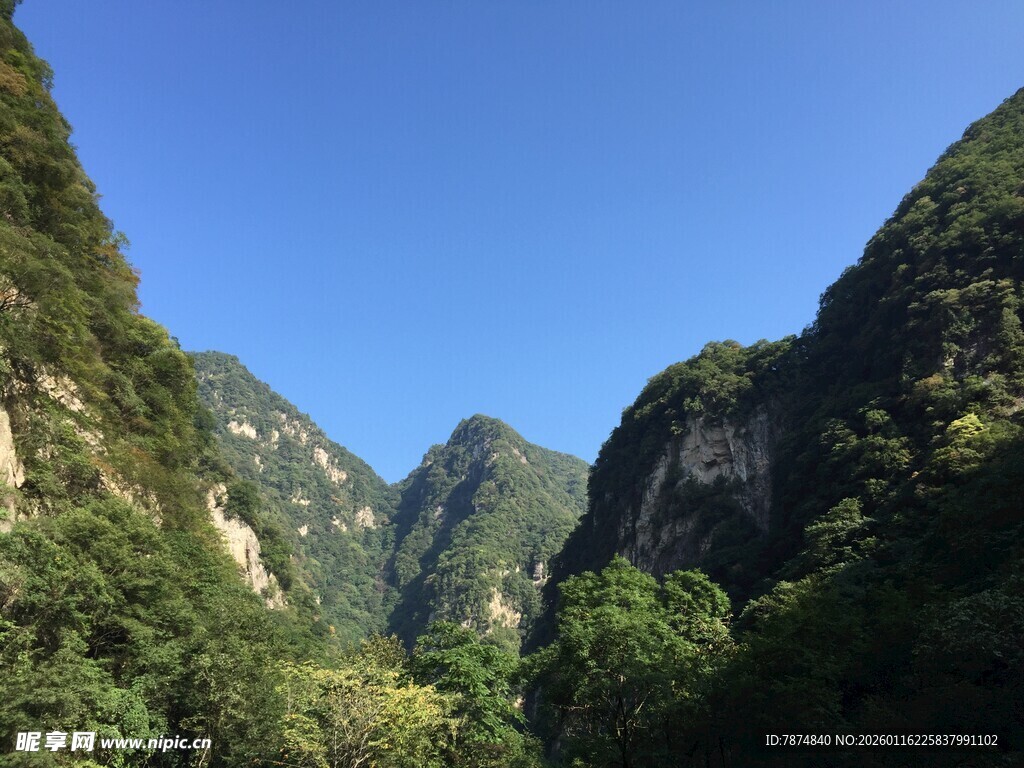 壮丽青山蓝天美景