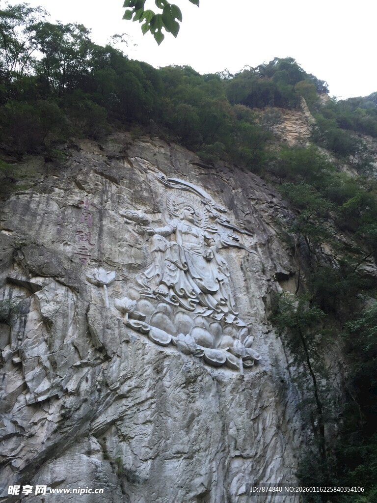 陡峭山崖上的攀岩场景