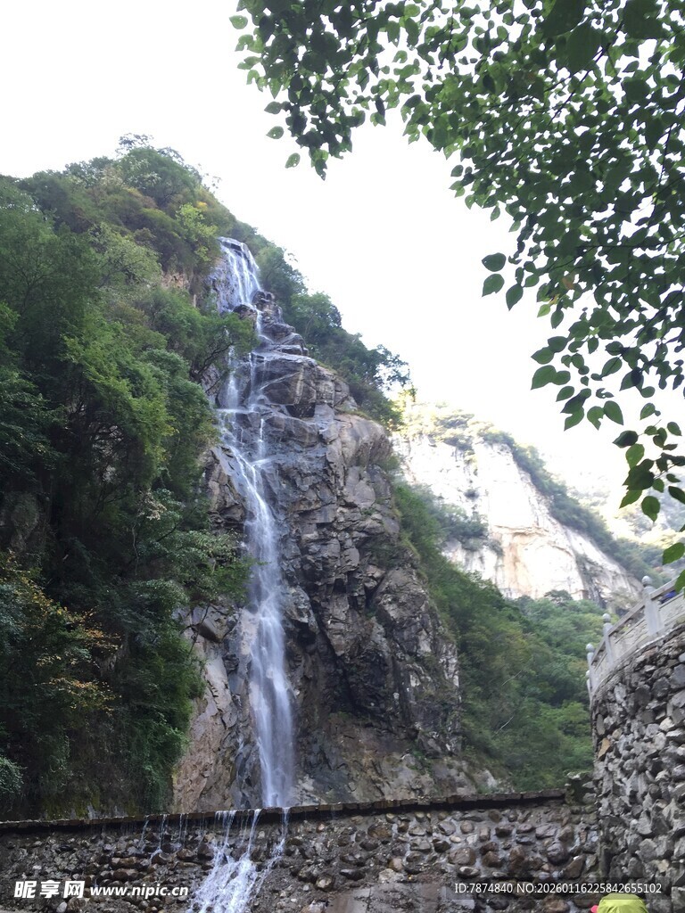 山间飞瀑景观