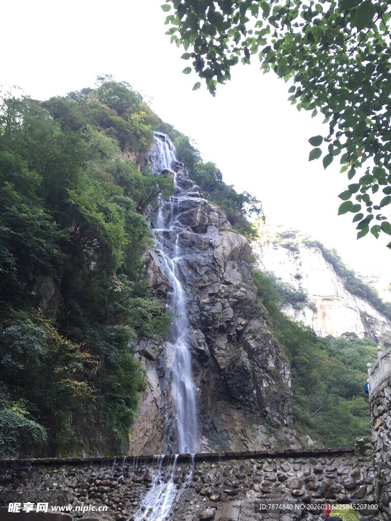 山间飞瀑 绿意环绕之景