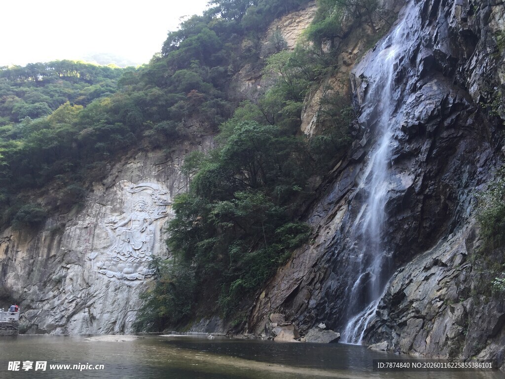 山间瀑布美景