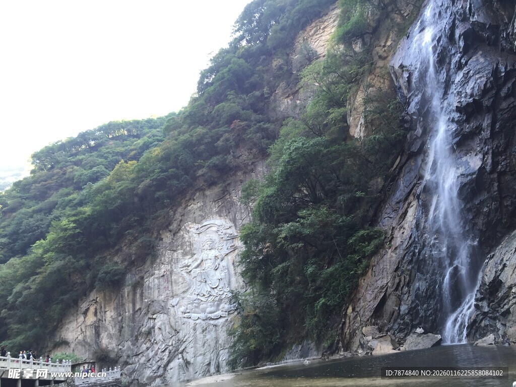山间瀑布景观