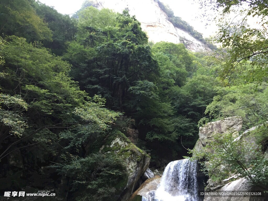山间瀑布 绿意盎然的景致