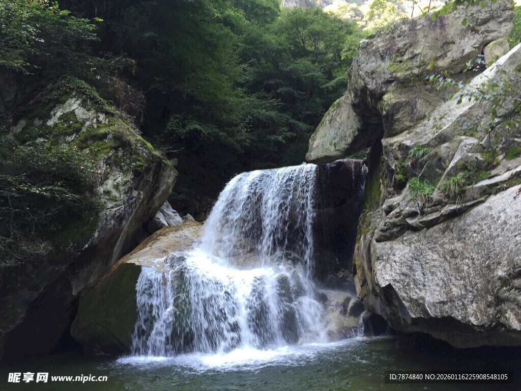 山间瀑布美景