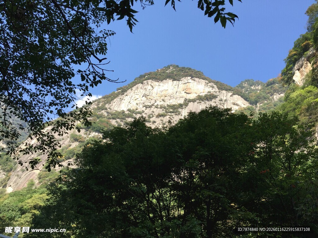 山林间的巍峨山峰