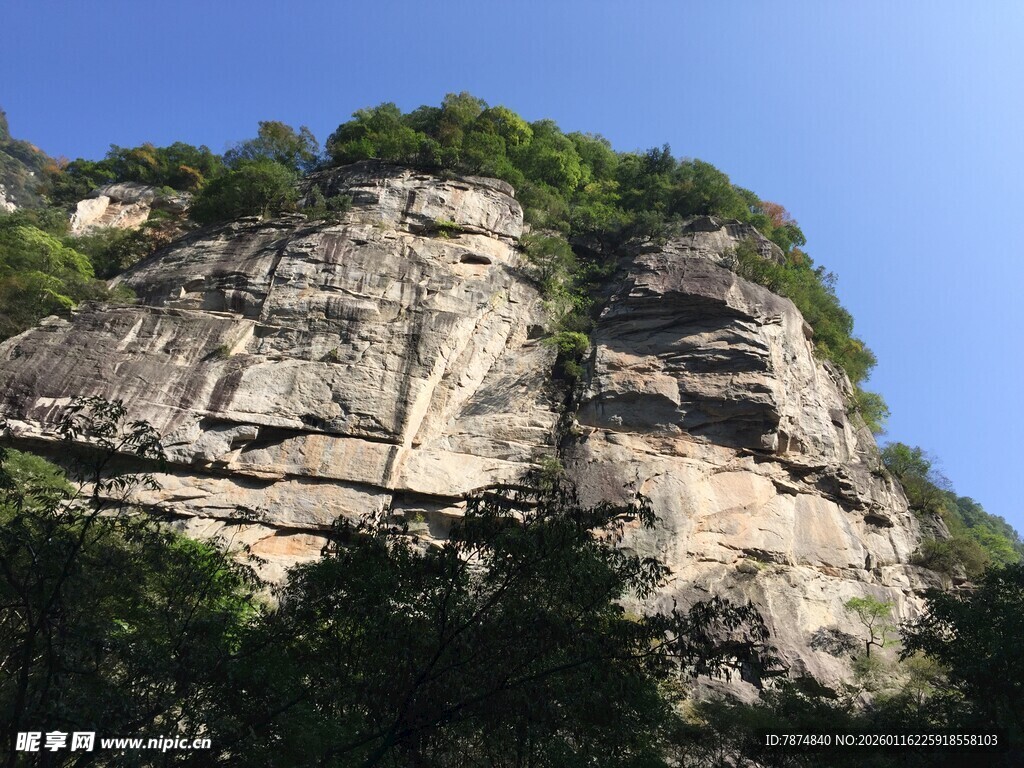 陡峭岩石山峰景观