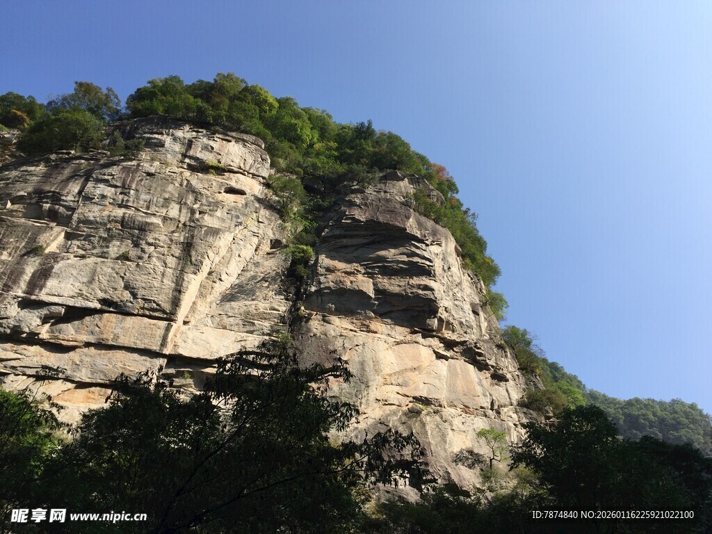 巍峨陡峭的壮丽山石景观