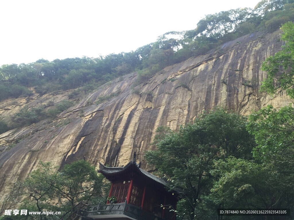山间古亭伴峭壁