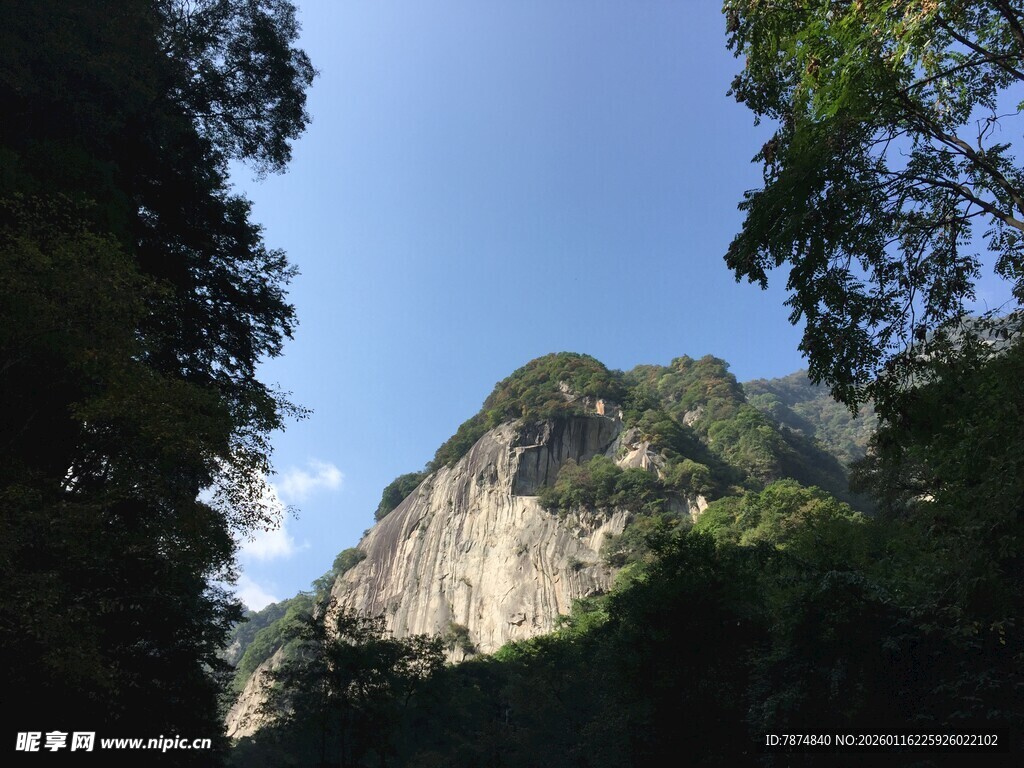 山林间的巍峨峭壁