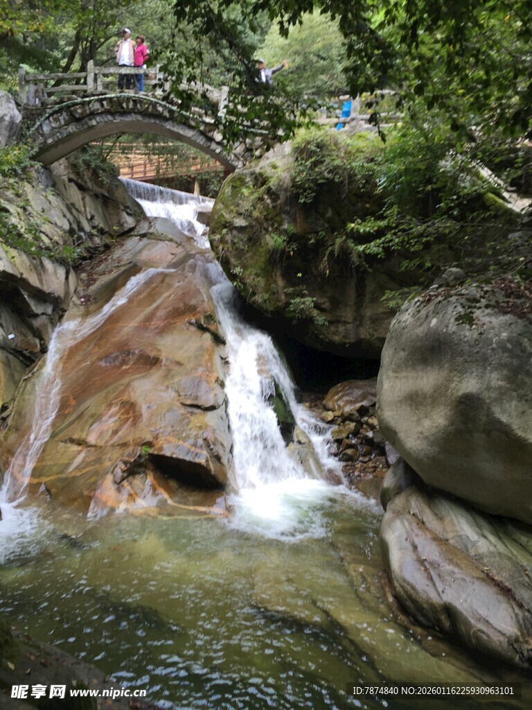 山间溪流瀑布自然美景