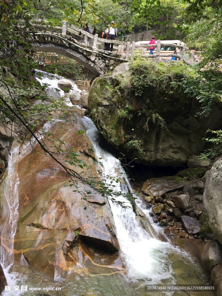 山间瀑布美景