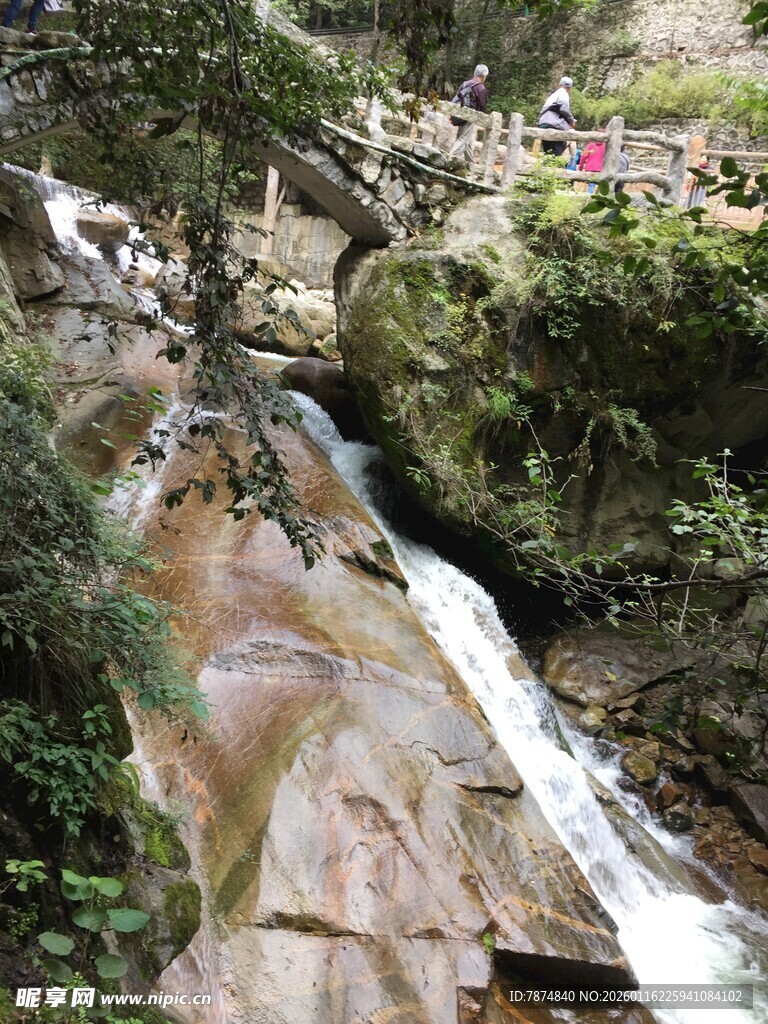 山间瀑布美景