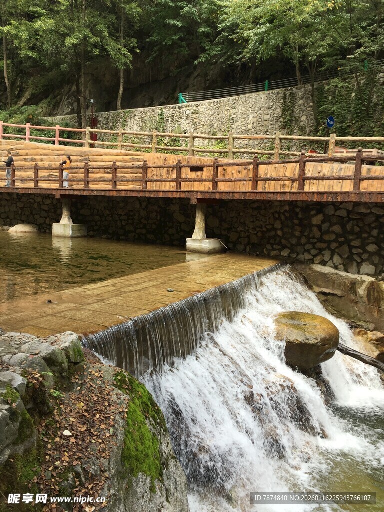 山间木桥伴潺潺流水
