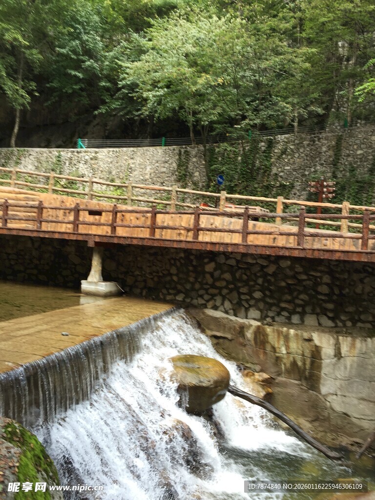 山间木桥跨流水景观