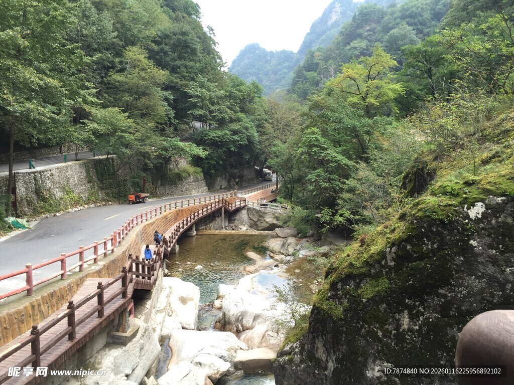 山间栈道伴溪流美景