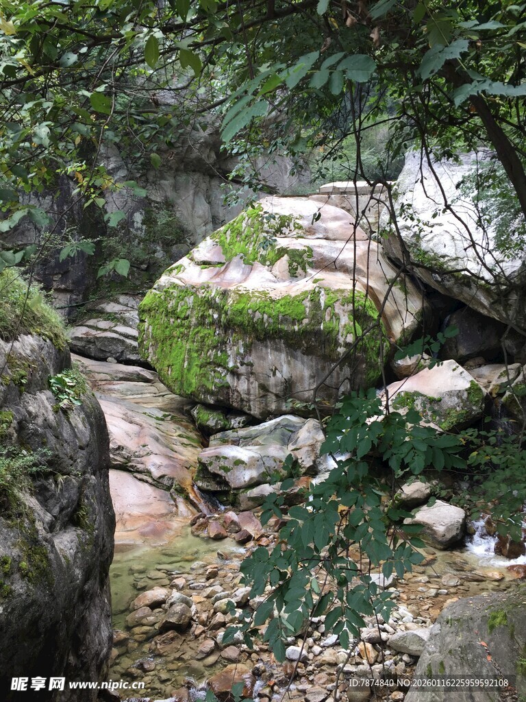 山林间的自然岩石景观