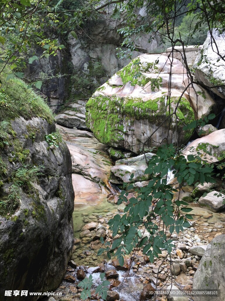 山林间的清幽石景溪流