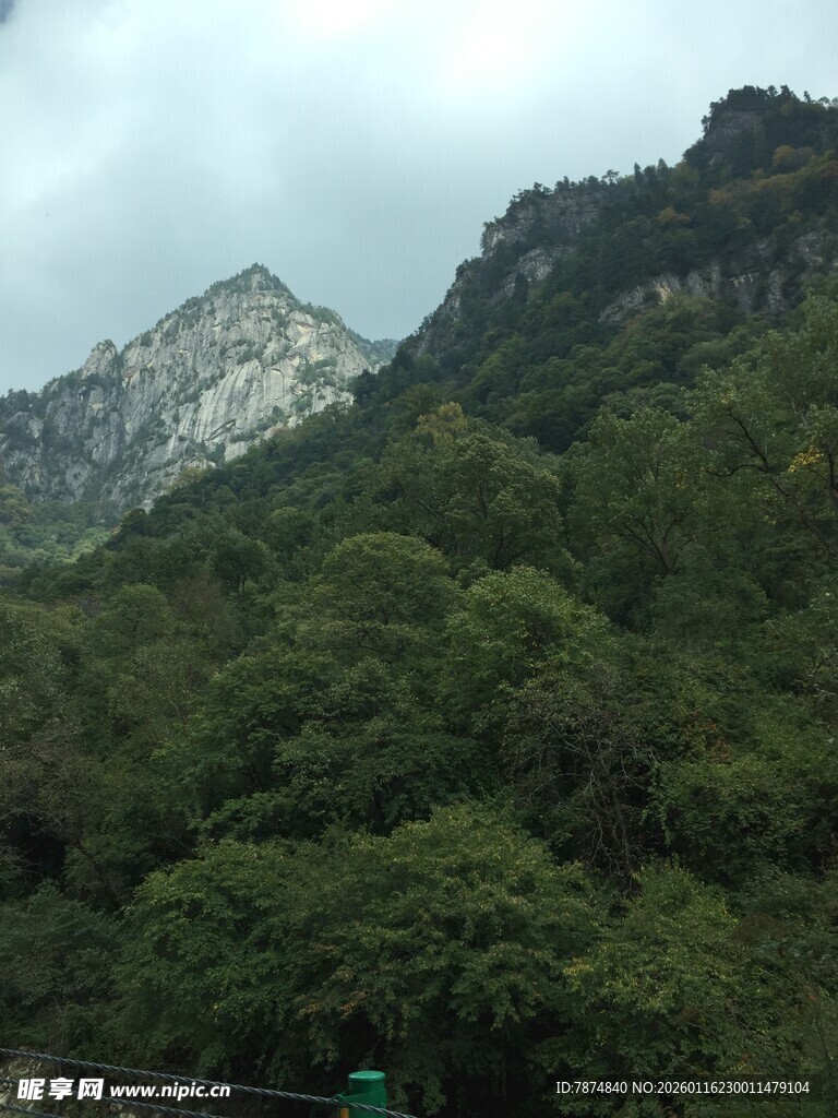 青山翠谷间的秀丽山景