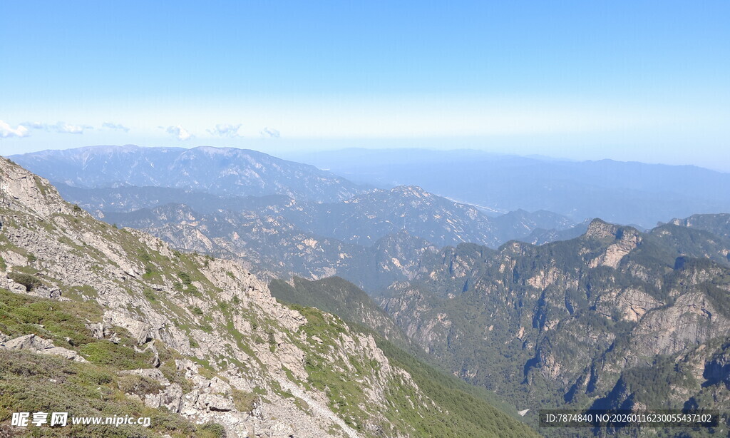 山巅远眺壮丽山峦景色