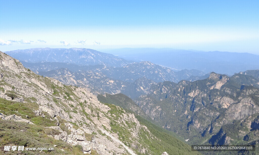 山巅远眺壮阔山脉风光