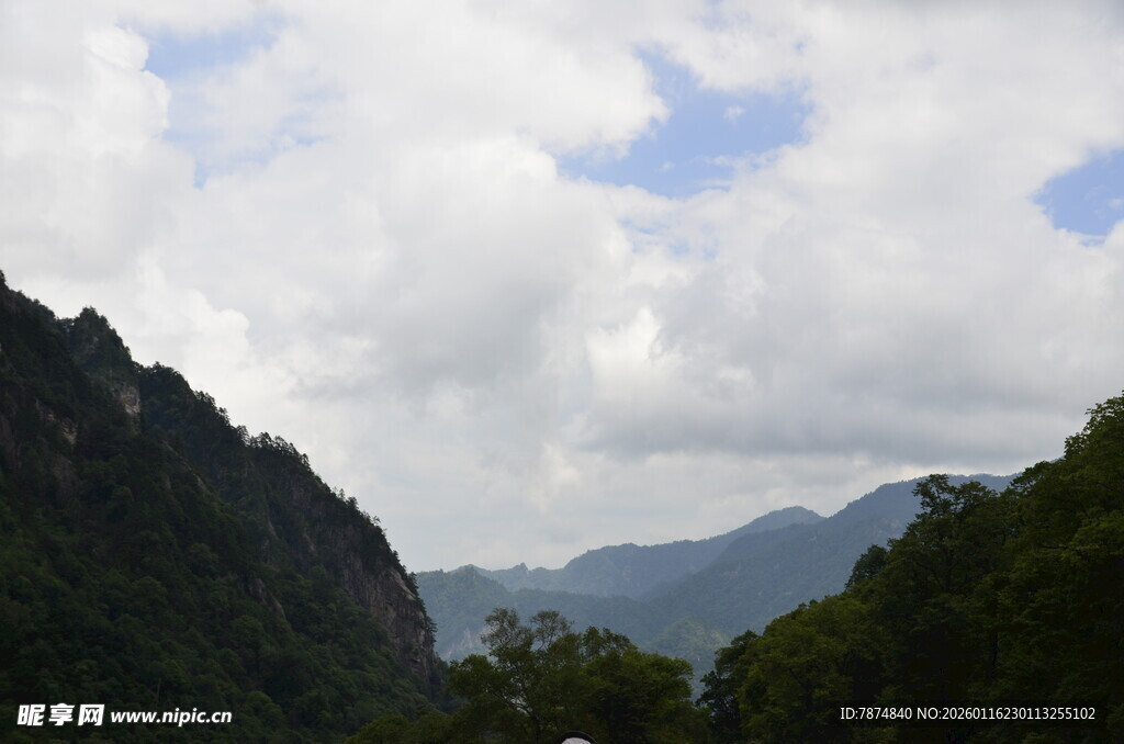 山峦云雾间的自然美景