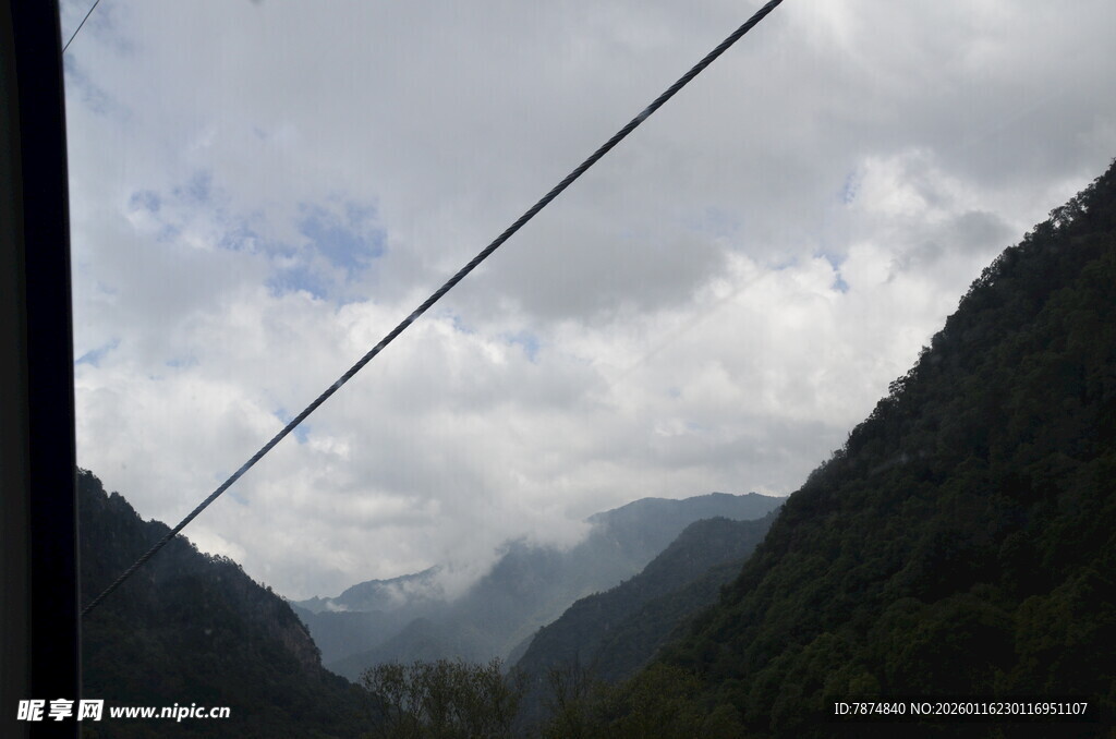 山间缆车线 云雾绕青山