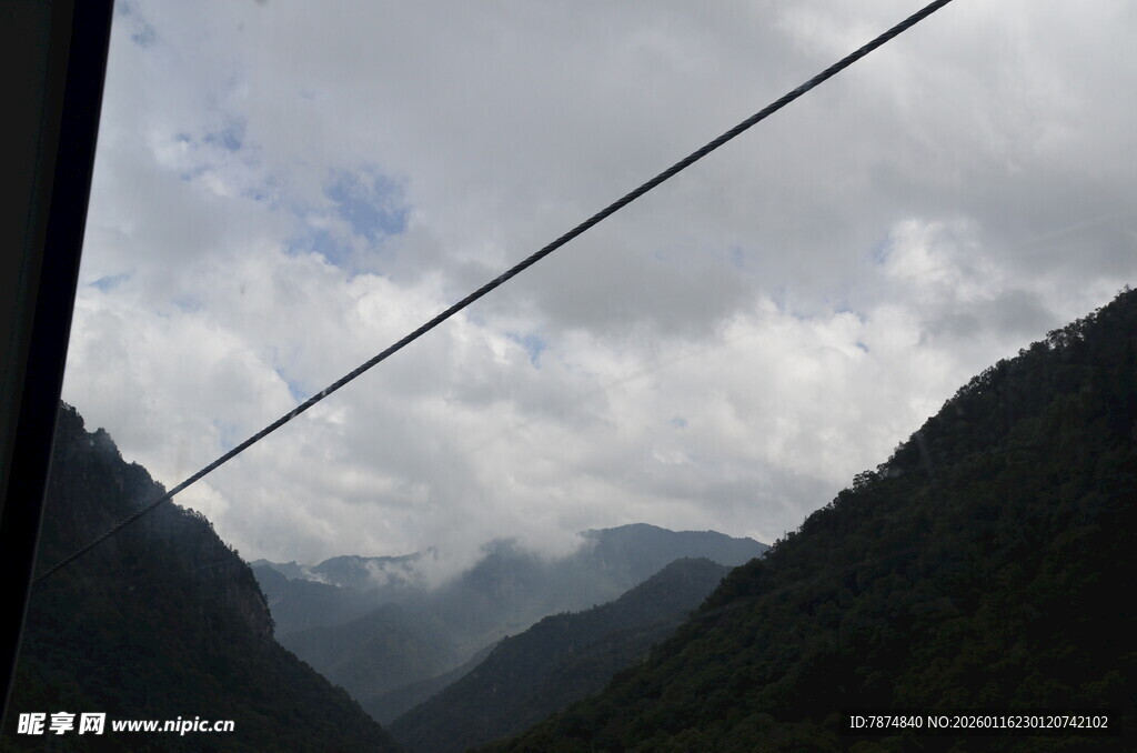 山间缆车线 云雾绕山峦