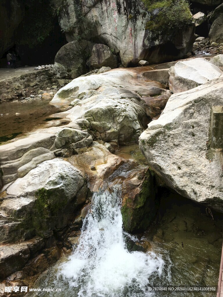 山间溪流潺潺过岩石