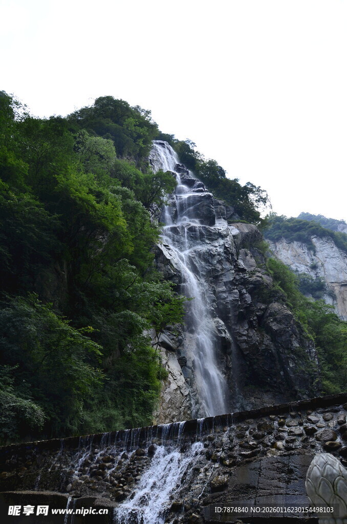 山间瀑布景观