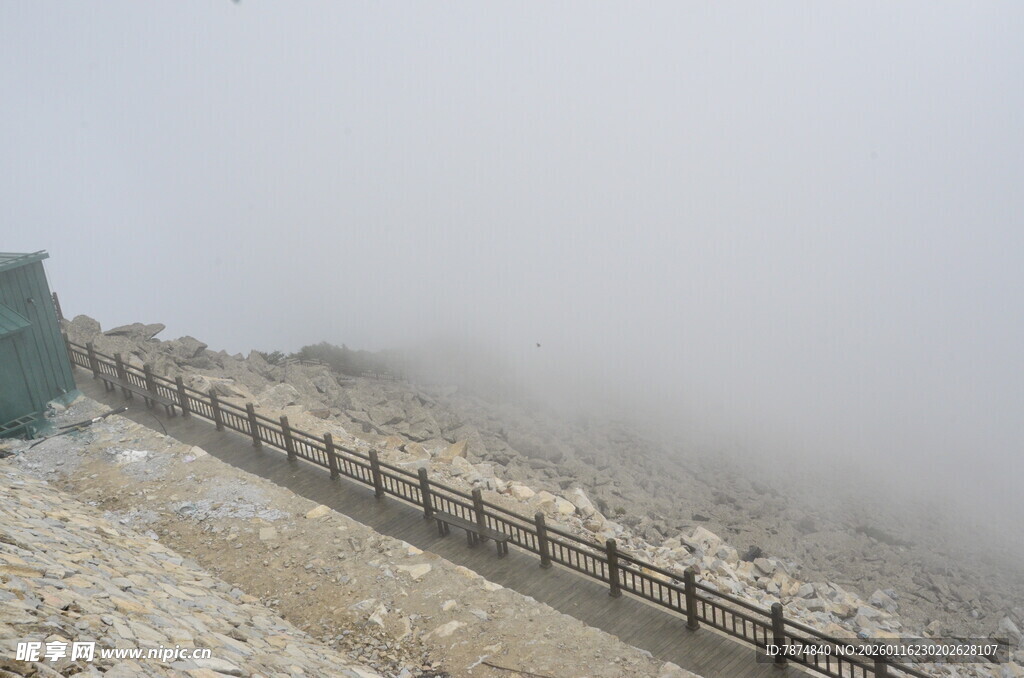 雾中围栏 山间朦胧景致