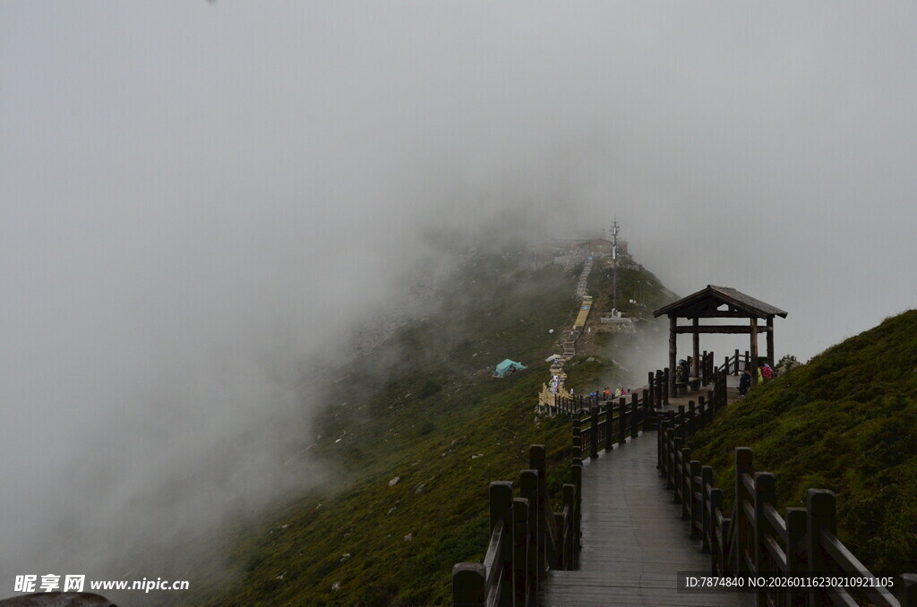 云雾中的山间栈道美景