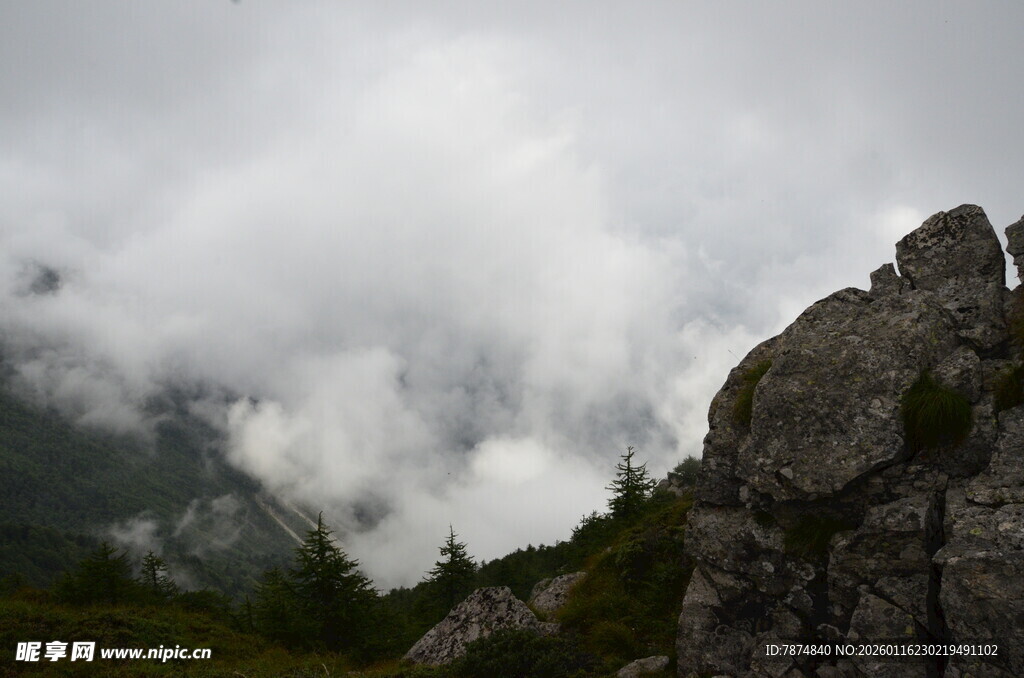 云雾缭绕的险峻山峰