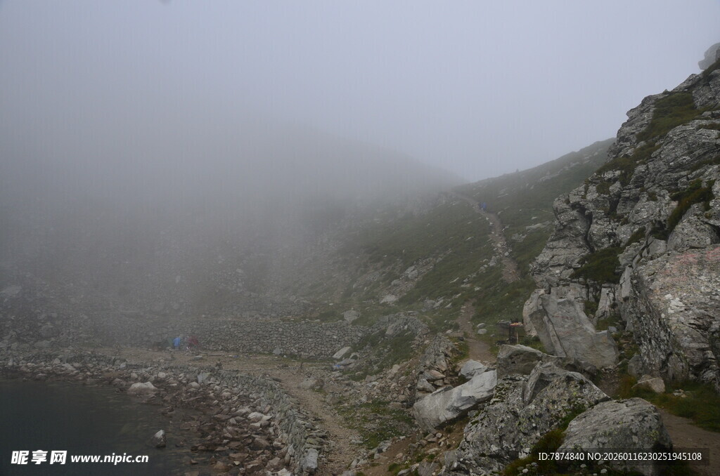 山间雾霭环绕的嶙峋岩石