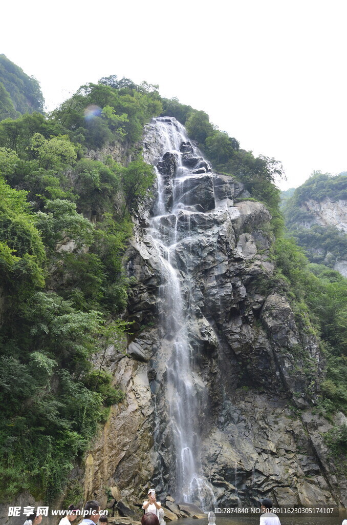 山间瀑布景观