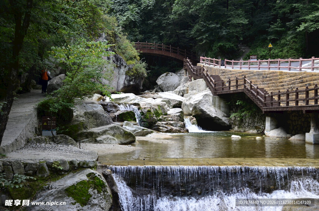 山间流水石桥景致