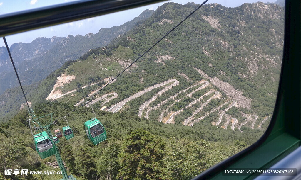 俯瞰山间景色与游乐设施