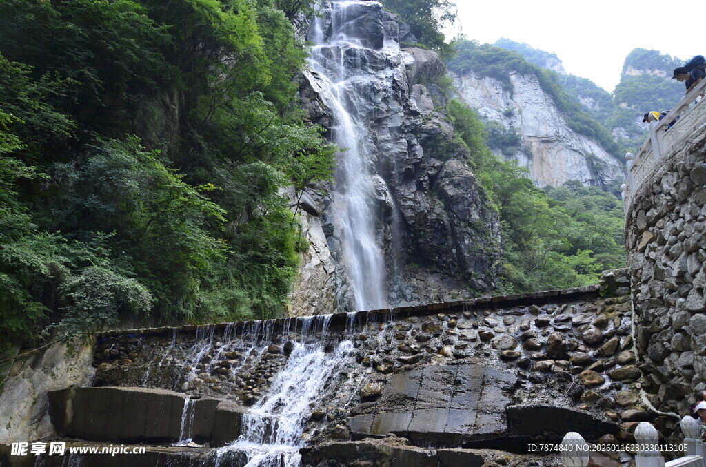 山间瀑布美景