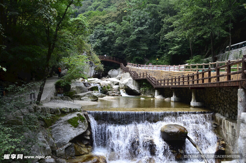 山间溪流木桥自然美景