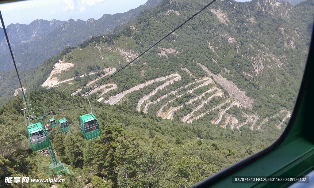 缆车视角下的山间美景