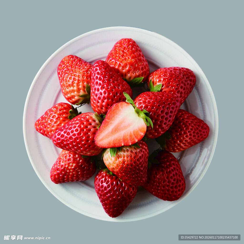 盘中新鲜草莓色泽诱人