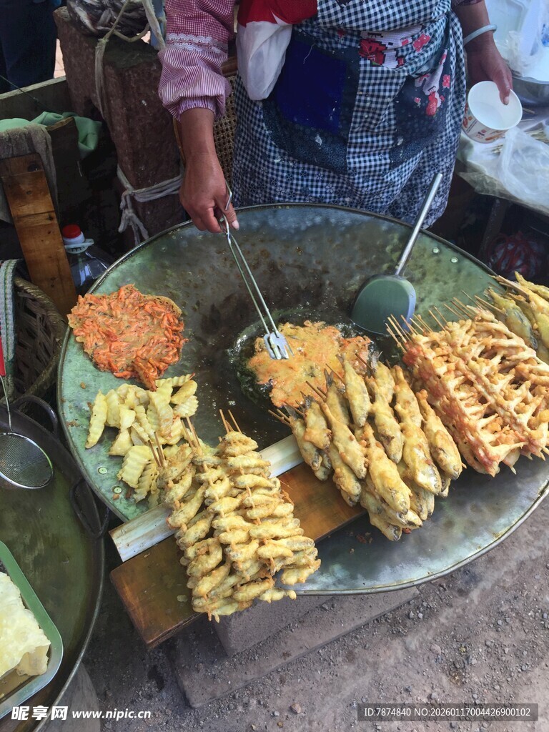 街头美味烤串诱人呈现