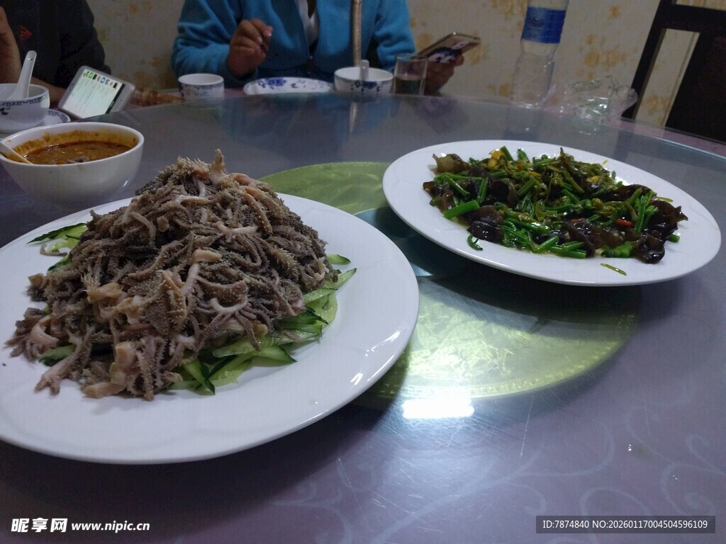两盘美味菜肴摆于桌上