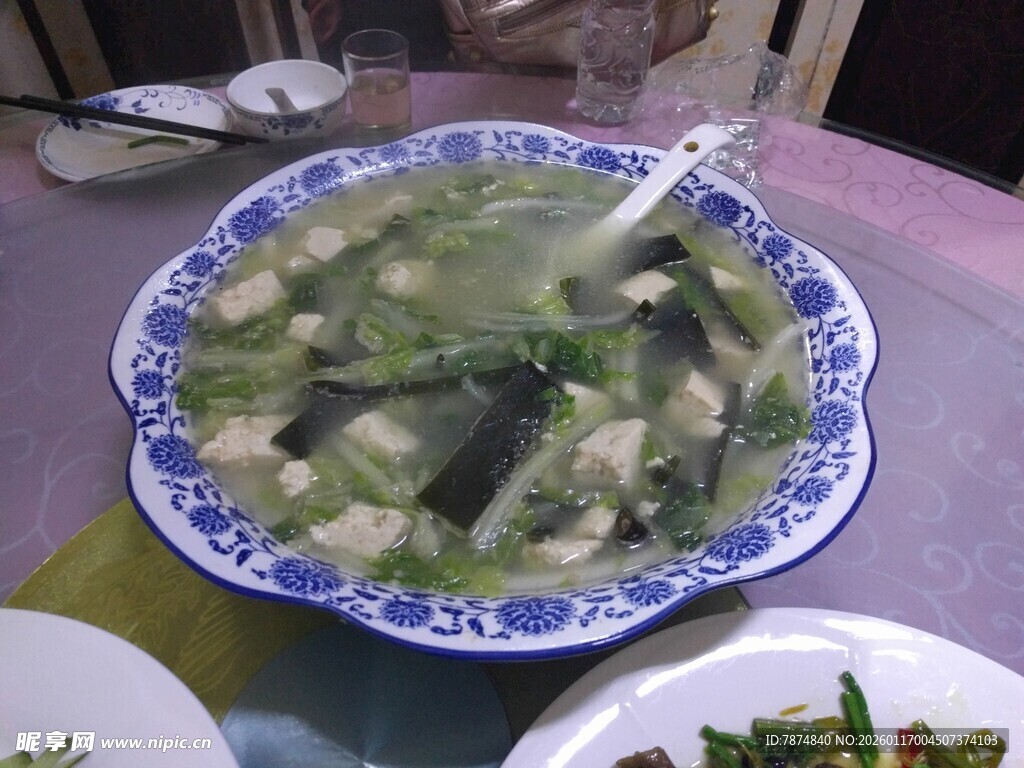 青花瓷碗盛的鲜绿蔬菜汤