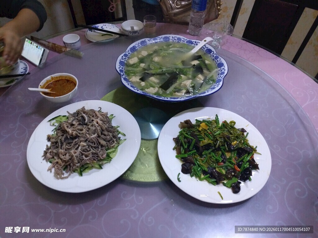 家常菜肴摆放在圆桌上