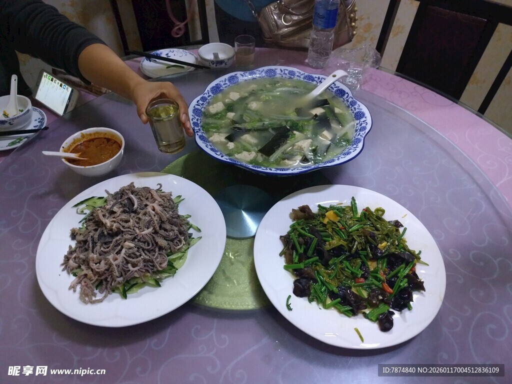 家常美味菜肴摆上餐桌