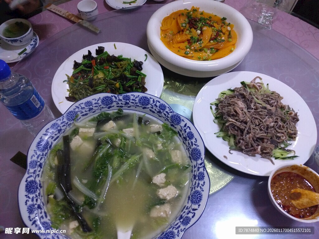 丰盛中式菜肴摆桌