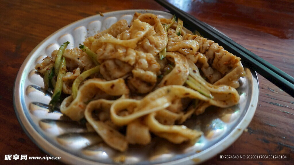 美味豆皮摆于盘中